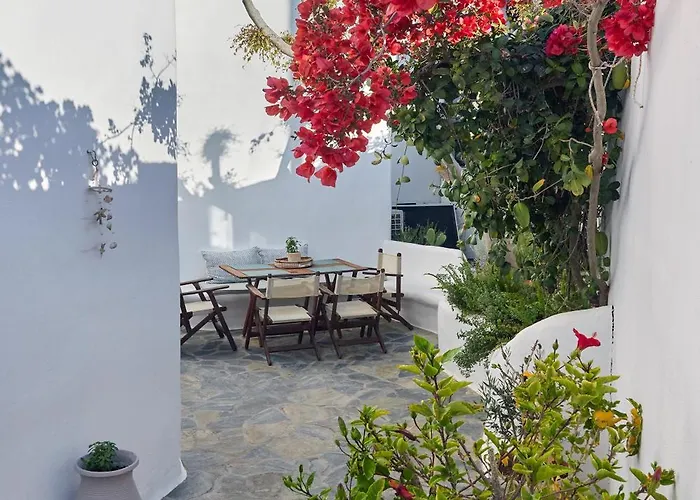 Yades House Paros * נאוסה